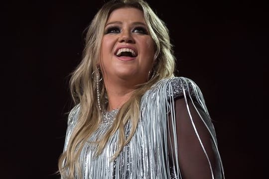 Kelly Clarkson moderiert zusammen mit Snoop Dogg den American Song Contest.