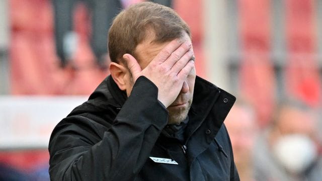 Bielefelds Trainer Frank Kramer war nach der Niederlage in Mainz ziemlich deprimiert. Bielefelds Trainer Frank Kramer war nach der Niederlage in Mainz ziemlich deprimiert.