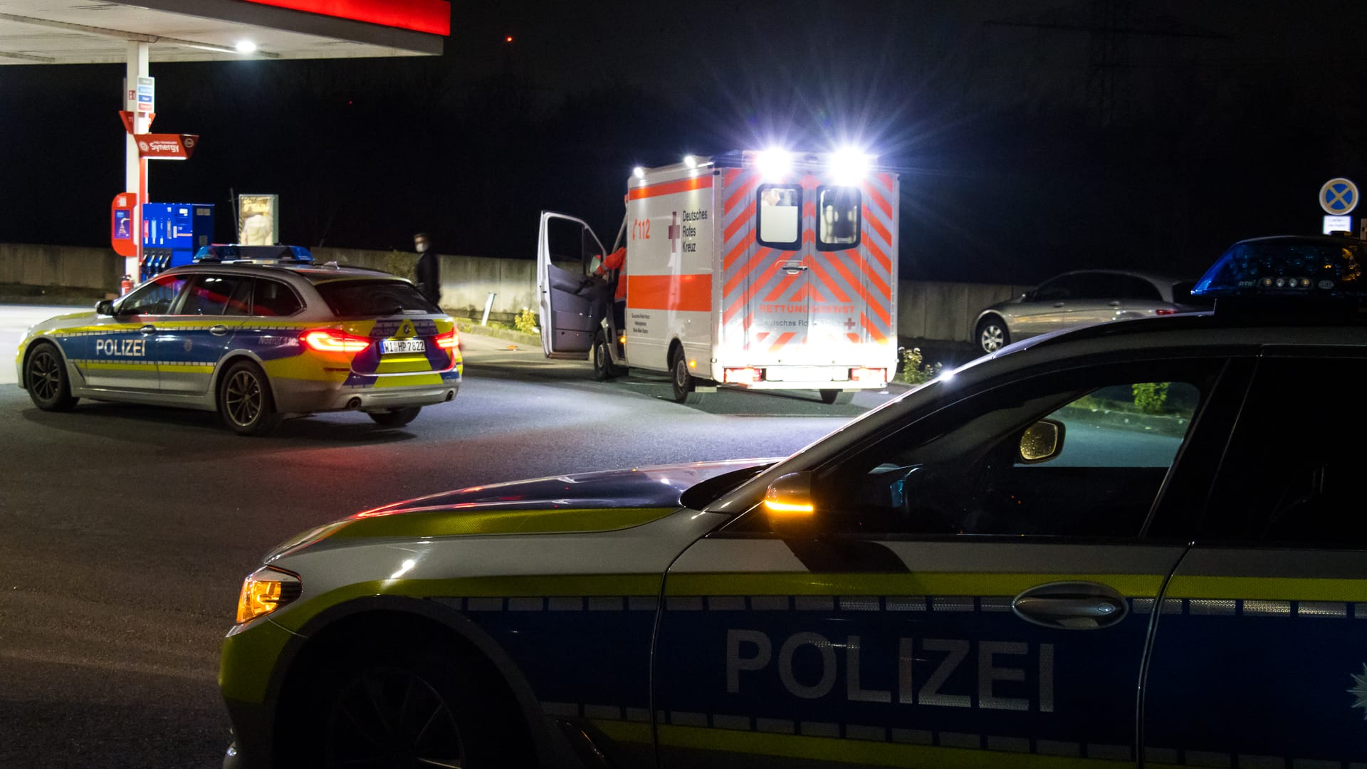 Mehrere Einsatzkräfte sind vor Ort an der Raststätte: Der Lkw, mit dem der Täter flüchtete, soll ein spanisches Kennzeichen haben. Mehrere Einsatzkräfte sind vor Ort an der Raststätte: Der Lkw, mit dem der Täter flüchtete, soll ein spanisches Kennzeichen haben.