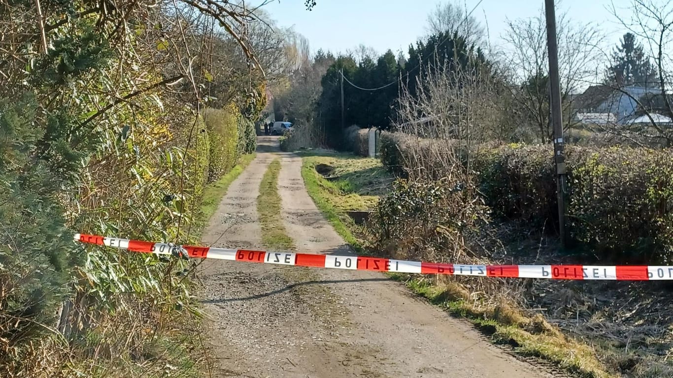 Ein Weg ist mit Polizeiband abgesperrt: Die Ursache für das Feuer war am Sonntagmorgen noch unklar, wie die Polizei mitteilte.