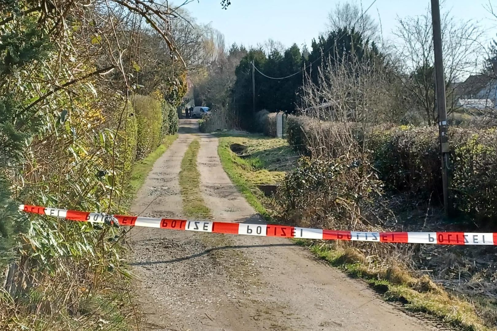 Ein Weg ist mit Polizeiband abgesperrt: Die Ursache für das Feuer war am Sonntagmorgen noch unklar, wie die Polizei mitteilte.