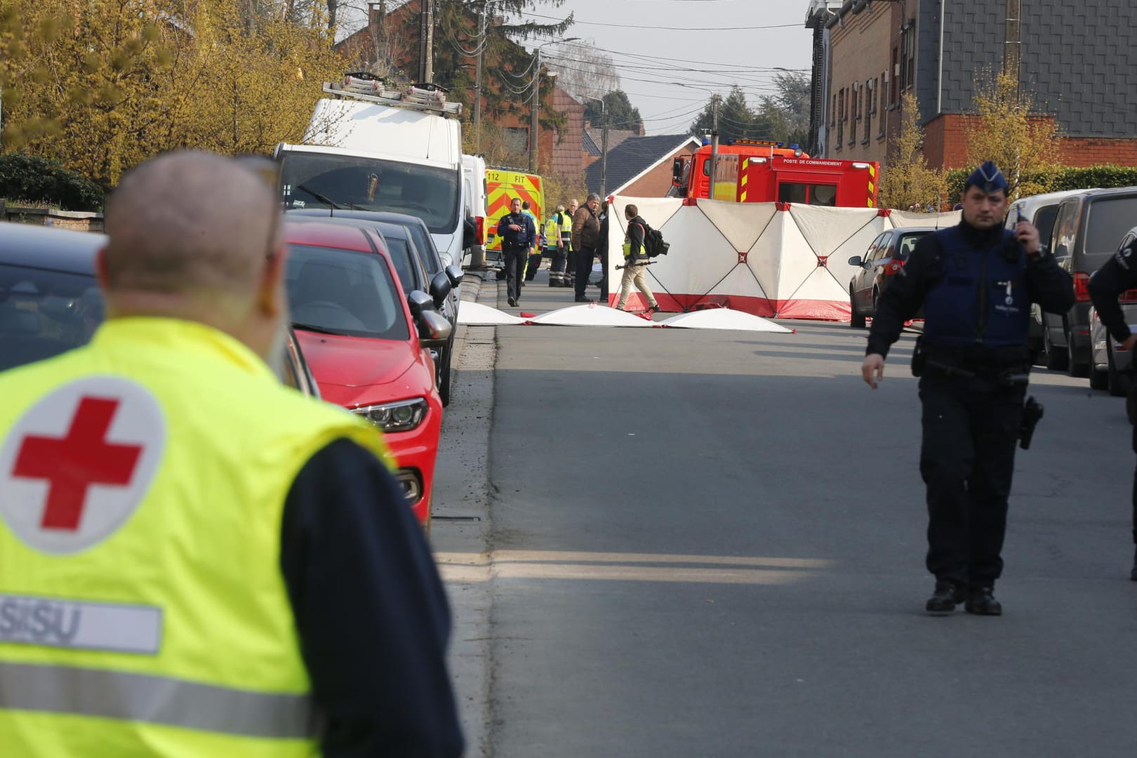 Einsatzkräfte treffen am Unglücksort Strepy-Bracquegnies ein: Ein Auto war in eine Menschenmenge gerast.