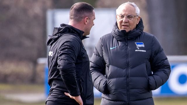 Chefcoach Felix Magath steht vor seiner Coronainfektion mit Co-Trainer Mark Fotheringham (l) zusammen. Chefcoach Felix Magath steht vor seiner Coronainfektion mit Co-Trainer Mark Fotheringham (l) zusammen.