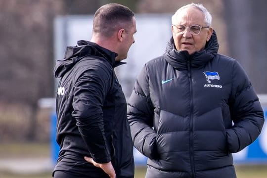 Chefcoach Felix Magath steht vor seiner Coronainfektion mit Co-Trainer Mark Fotheringham (l) zusammen.