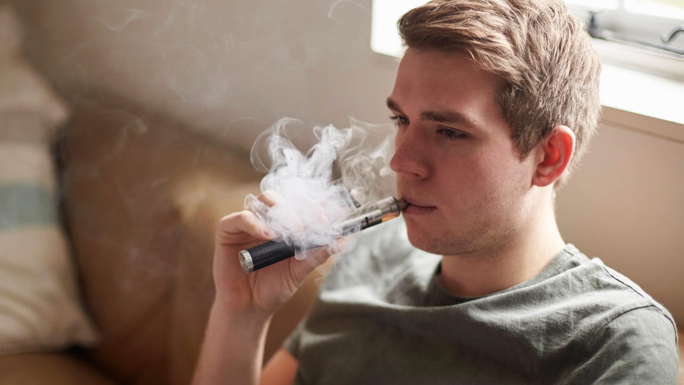 Mann raucht E-Zigarette (Symbolbild): Experten fürchten, dass durch E-Zigaretten gerade Jugendliche angesprochen werden.