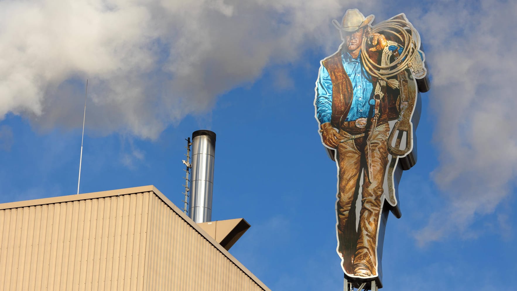 Marlboro-Mann auf dem Dach der Produktionsstätte von Philip Morris in Berlin (Symbolbild): Der Konzern verdient immer weniger an herkömmlichen Zigaretten.