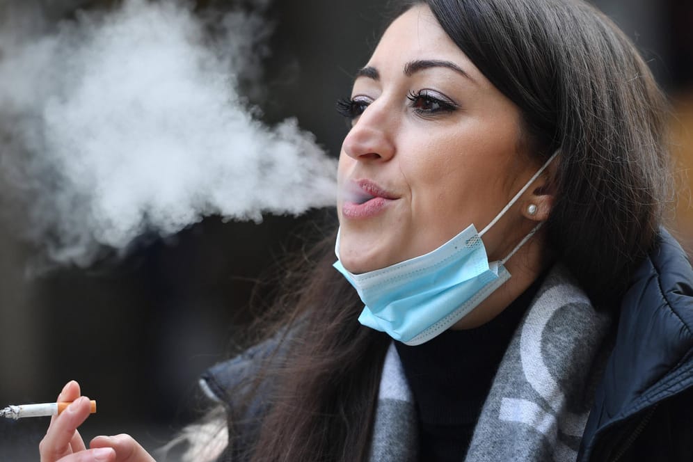 Junge Frau raucht (Symbolbild): Rauchen wird immer unbeliebter, die Branche muss sich etwas einfallen lassen.