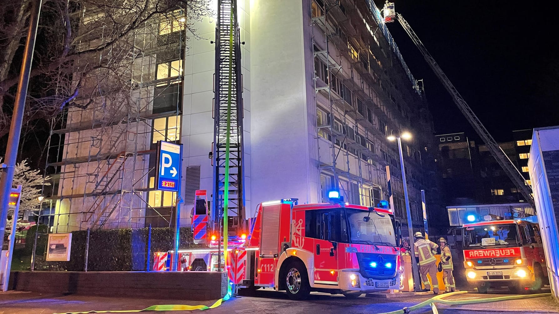 Feuerwehrautos stehen vor dem St. Vinzent-Krankenhaus: Mehrere Patienten mussten verlegt werden. Feuerwehrautos stehen vor dem St. Vinzent-Krankenhaus: Mehrere Patienten mussten verlegt werden.