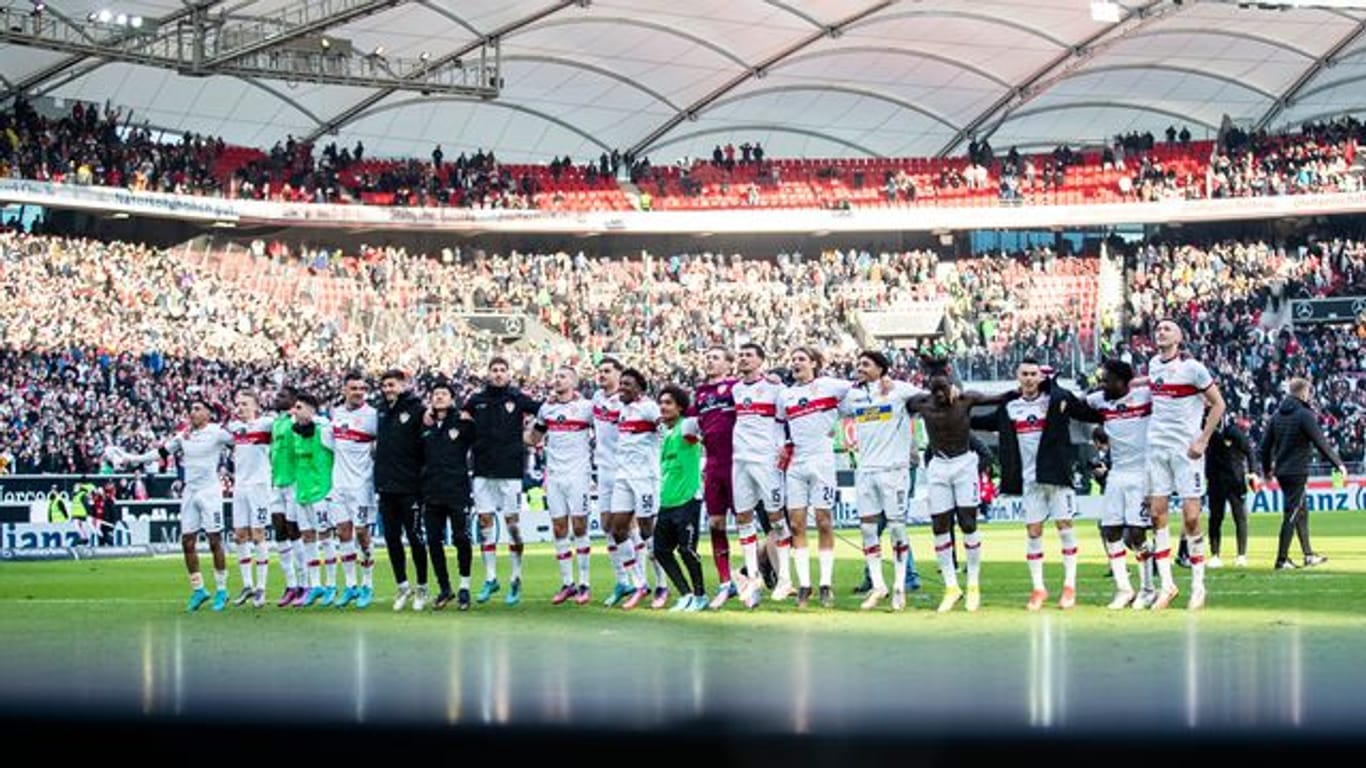 Nach dem Spiel gegen den FC Augsburg feiert die Mannschaft des VfB Stuttgart den Sieg.