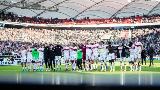 Nach dem Spiel gegen den FC Augsburg feiert die Mannschaft des VfB Stuttgart den Sieg. Nach dem Spiel gegen den FC Augsburg feiert die Mannschaft des VfB Stuttgart den Sieg.