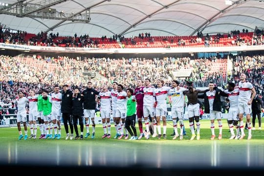 Nach dem Spiel gegen den FC Augsburg feiert die Mannschaft des VfB Stuttgart den Sieg.