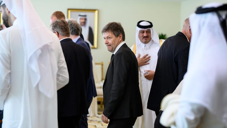 Robert Habeck in Doha: Der Bundeswirtschaftsminister verkündet Erfolge aus Katar.
