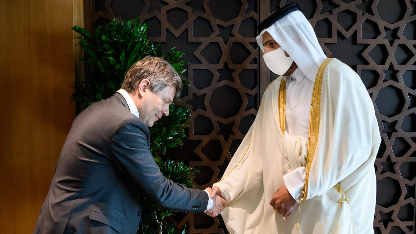 Wirtschaftsminister Habeck und Scheich Mohammed bin Hamad bin Kasim al-Abdullah Al Thani, Minister für Handel und Industrie von Katar: Handschlag unter zukünftigen Partnern.