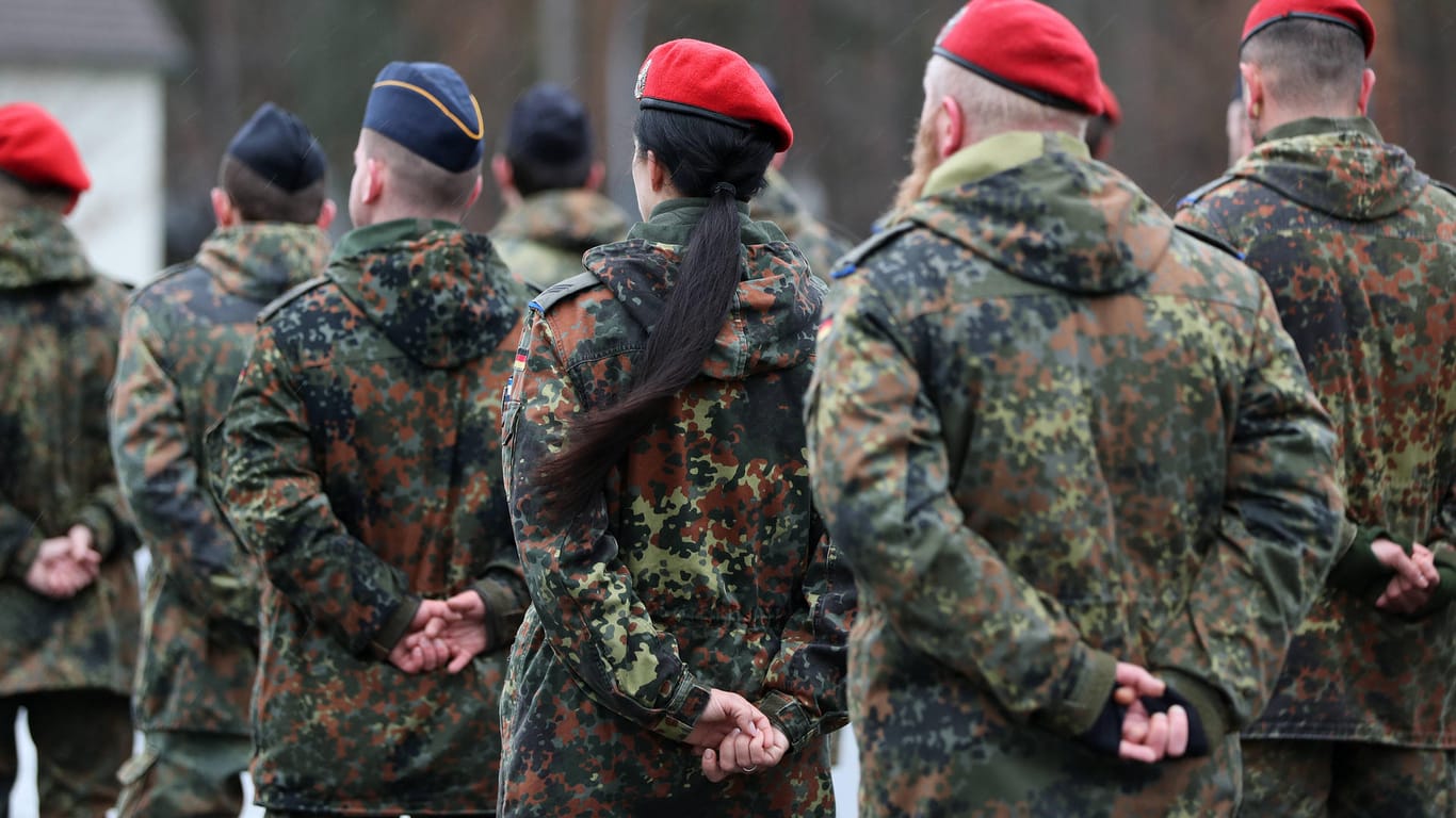 Truppe bei der Bundeswehr: Das Interesse an einer Ausbildung bei der Bundeswehr ist mit Beginn des Ukraine-Krieges gestiegen.