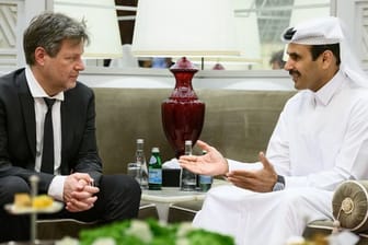 Bundeswirtschaftsminister Robert Habeck im Gespräch mit Saad Scharida al-Kaabi, Energieminister von Katar (Archivbild)