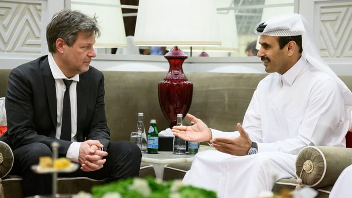 Bundeswirtschaftsminister Robert Habeck im Gespräch mit Katars Energieminister Saad Scharida al-Kaabi.