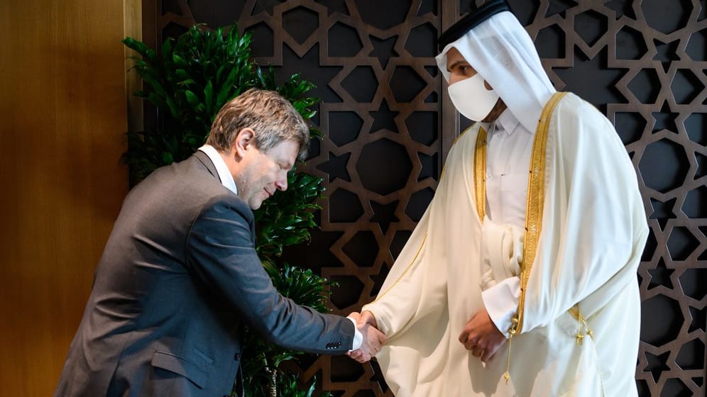 Scheich Mohammed bin Hamad bin Kasim al-Abdullah Al Thani, Minister für Handel und Industrie von Katar, begrüßt Bundeswirtschaftsminister Robert Habeck.