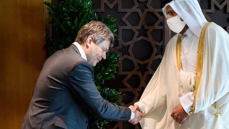 Wirtschaftsminister Robert Habeck und sein katarischer Gegenpart Mohammed bin Hamad bin Kasim al-Abdullah Al Thani: Handschlag unter zukünftigen Partnern.