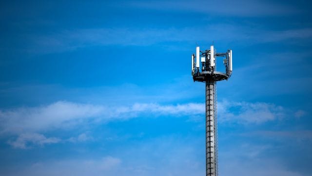 Ein Mast mit verschiedenen Antennen von Mobilfunkanbietern. Ein Mast mit verschiedenen Antennen von Mobilfunkanbietern.