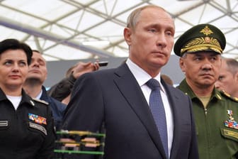 Wladimir Putin bei einer Messe für Militärtechnik (Archivbild): Das russische Regime soll nicht von europäischem Forschungsergebnissen profitieren, so Ministerin Bettina Stark-Watzinger.