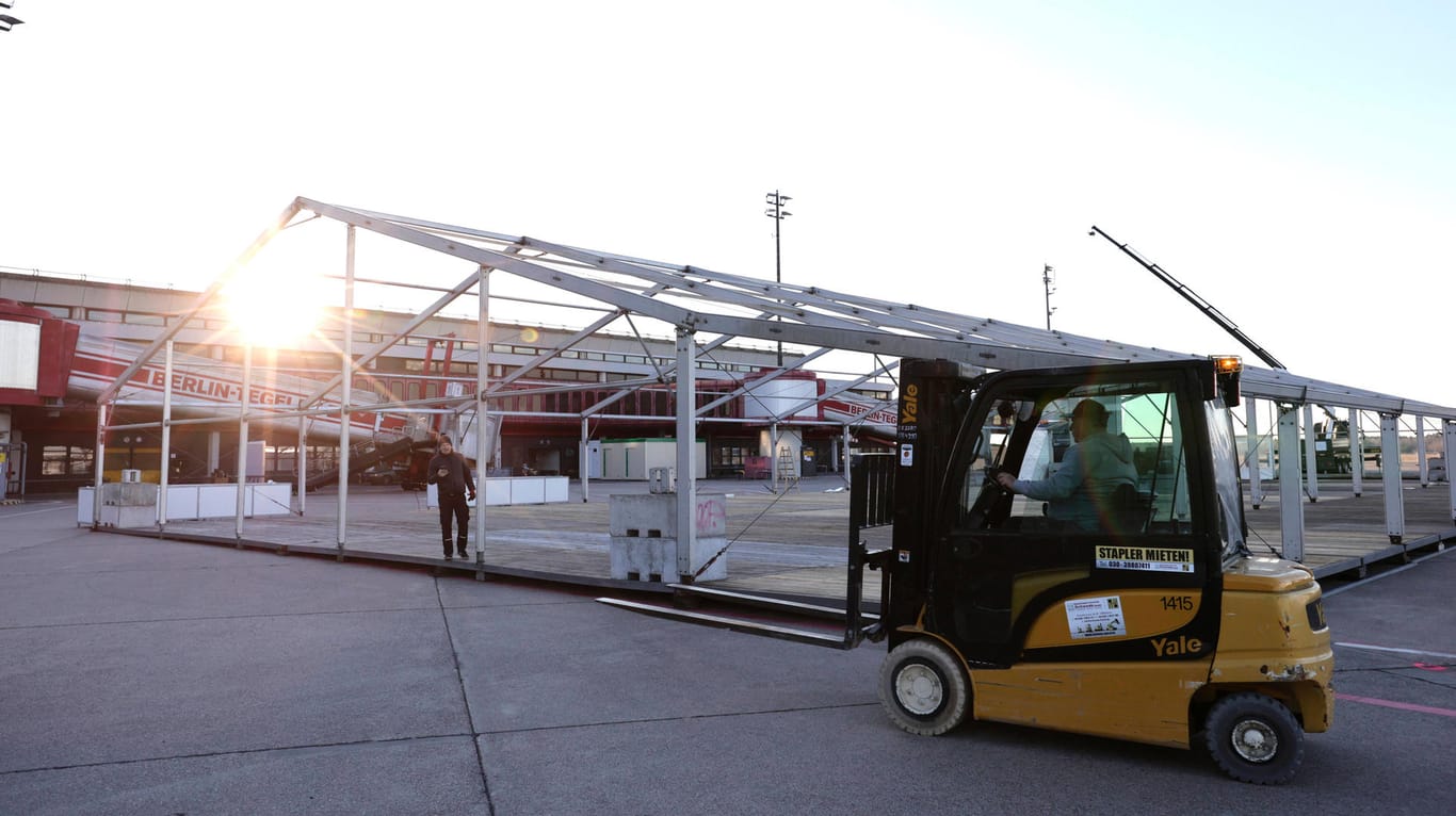 Auf dem Flughafengelände Tegel ist ein neues Ankunftszentrum entstanden (Archivbild): Es soll andere Knotenpunkte entlasten.