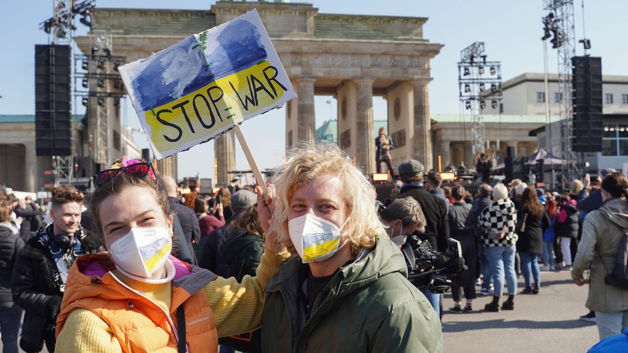 Teilnehmer der Solidaritätskundgebung "Sound of Peace" vor dem Brandenburger Tor. Teilnehmer der Solidaritätskundgebung "Sound of Peace" vor dem Brandenburger Tor.