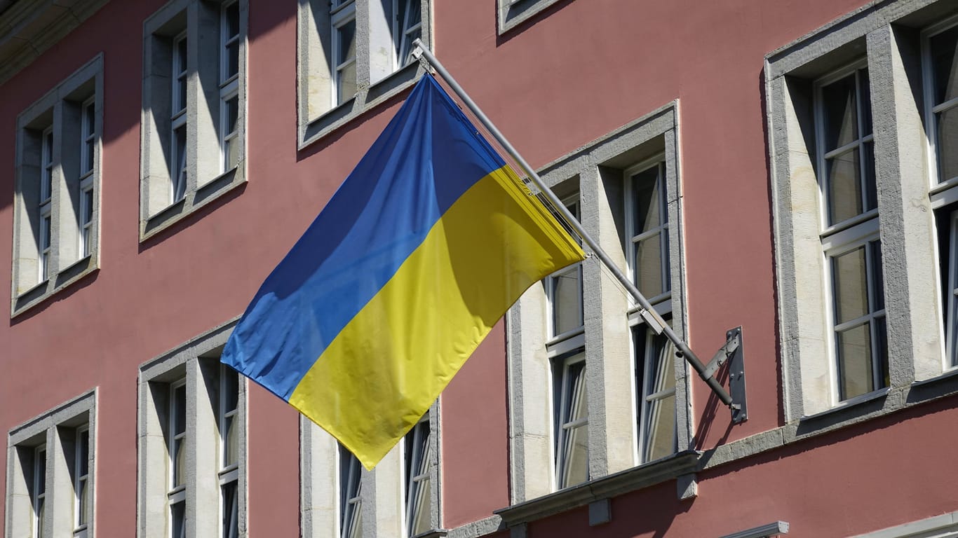 Eine Ukraine-Flagge an der ukrainischen Botschaft in Berlin (Archivbild): Auch ein Werkstattinhaber hatte eine solche Fahne an seiner Fassade befestigt.