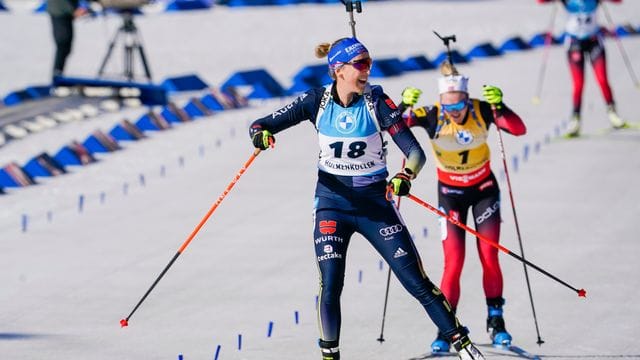 Wurde Zweite beim Massenstartrennen in Oslo: Franziska Preuß (l) vor Marte Olsbu Roeiseland aus Norwegen.