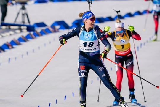 Wurde Zweite beim Massenstartrennen in Oslo: Franziska Preuß (l) vor Marte Olsbu Roeiseland aus Norwegen.