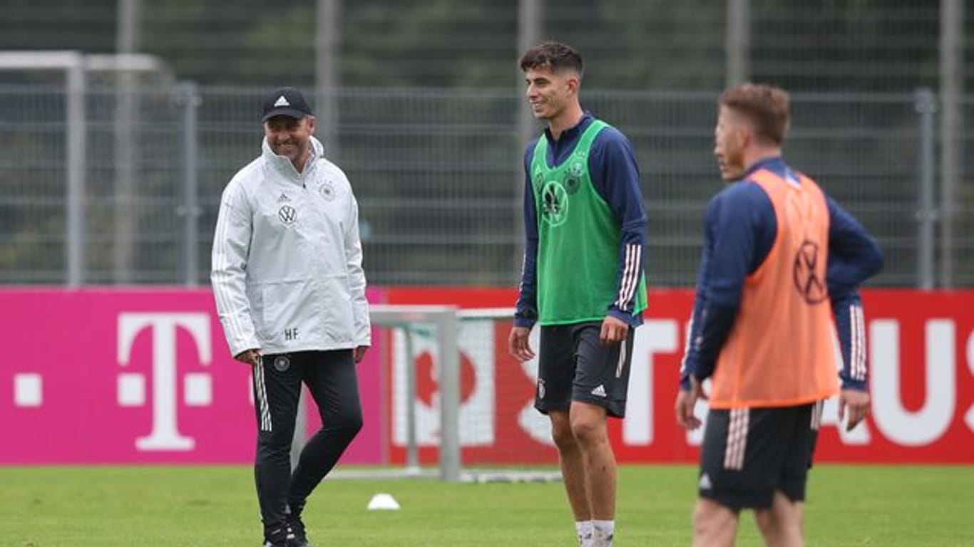 Bundestrainer Hansi Flick (l) und Kai Havertz beim Training.