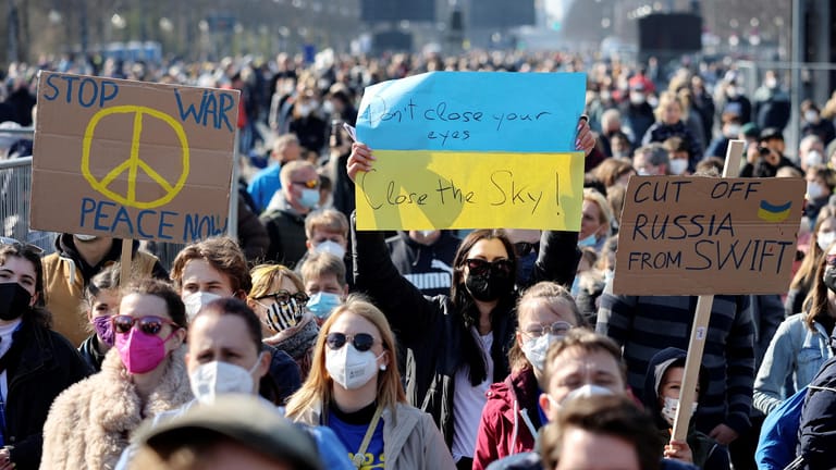"The Sound of Peace": Mit Transparenten fordern zahlreiche Menschen vor dem Brandenburger Tor mehr Konsequenz im Umgang mit Russland.