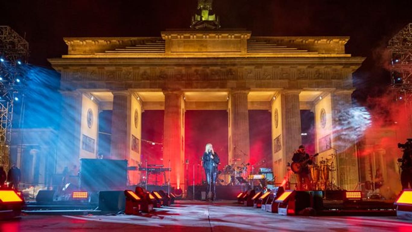 Sarah Connor steht bei der Solidaritätskundgebung "Sound of Peace" am Brandenburger Tor auf der Bühne.