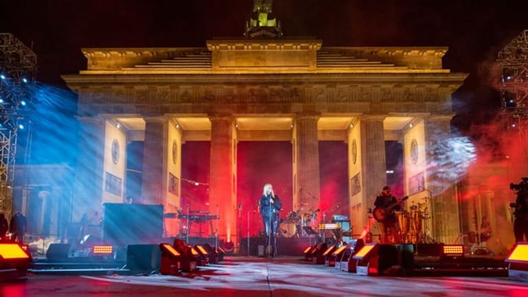 Sarah Connor steht bei der Solidaritätskundgebung "Sound of Peace" am Brandenburger Tor auf der Bühne.