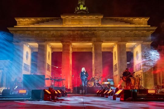 Sarah Connor steht bei der Solidaritätskundgebung "Sound of Peace" am Brandenburger Tor auf der Bühne.