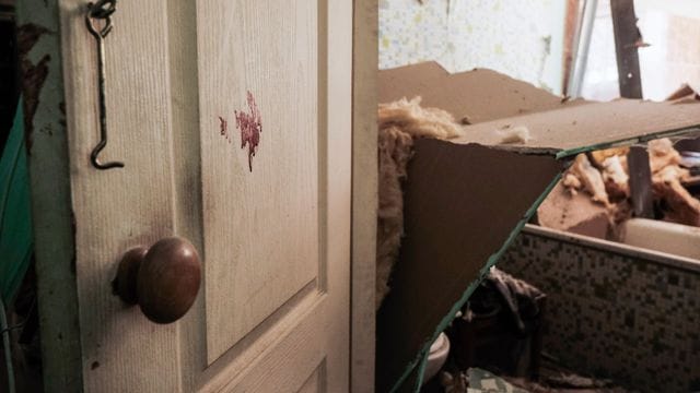 Blut in einer durch russische Artillerie getroffene Wohnung in Kiew.