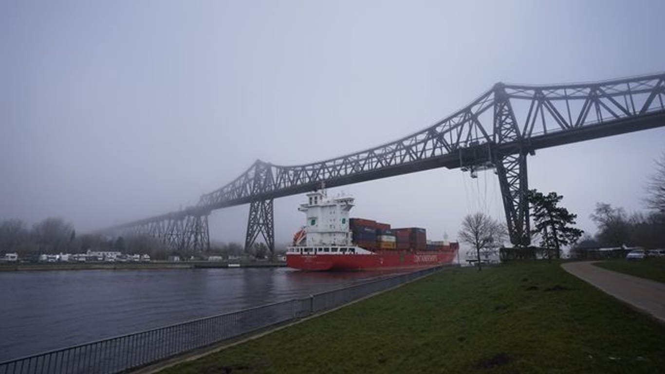 Der Nord-Ostsee-Kanal unter der Rendsburger Hochbrücke: Aufgrund eines Softwarefehlers wurde die Schifffahrt dort vorübergehend eingestellt. (Archivfoto)