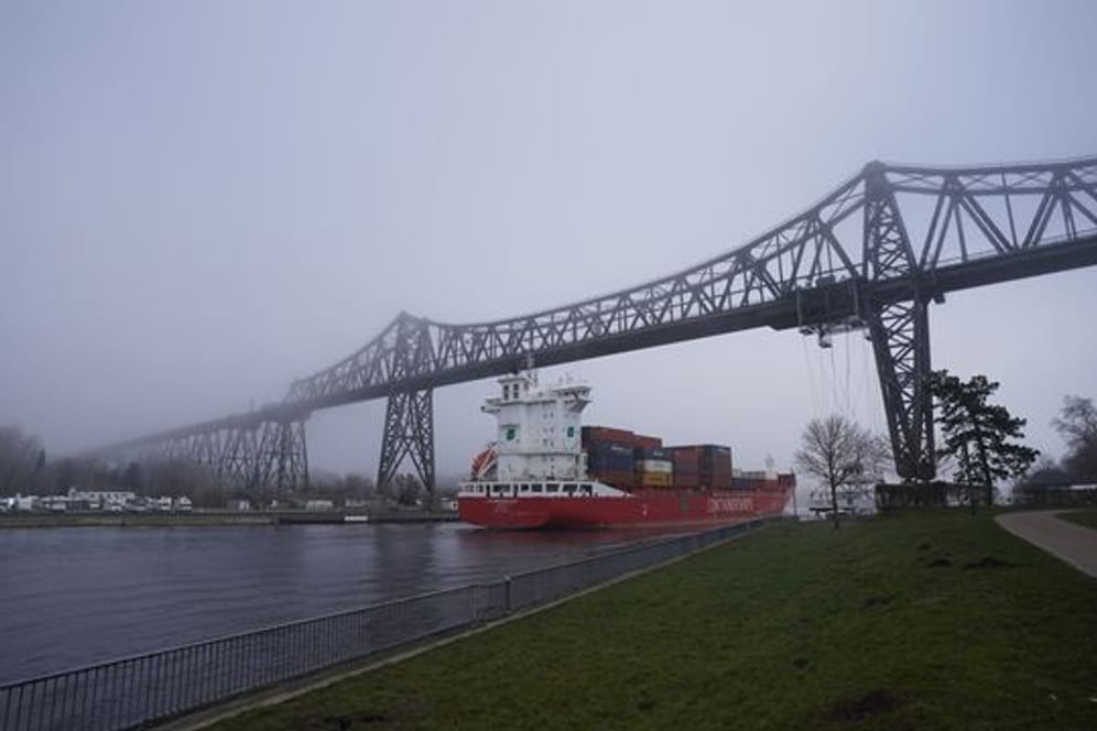 Der Nord-Ostsee-Kanal unter der Rendsburger Hochbrücke: Aufgrund eines Softwarefehlers wurde die Schifffahrt dort vorübergehend eingestellt. (Archivfoto)