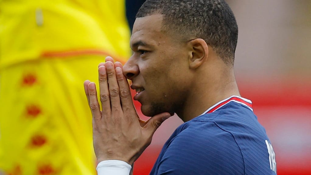 Kylian Mbappé: Dem französischen Weltmeister im Dienste PSGs war das Entsetzen über die Leistung gegen Monaco anzusehen.