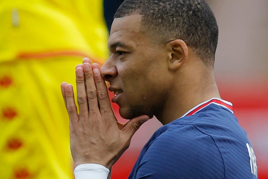 Kylian Mbappé: Dem französischen Weltmeister im Dienste PSGs war das Entsetzen über die Leistung gegen Monaco anzusehen.