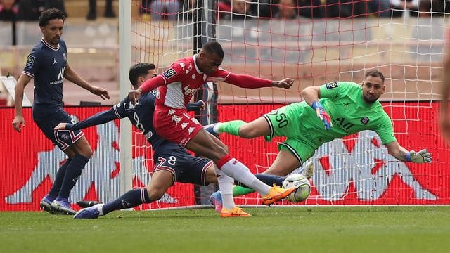 Jean Lucas von AS Monaco kommt zum Schuss auf das Tor des Pariser Keepers Gianluigi Donnarumma.