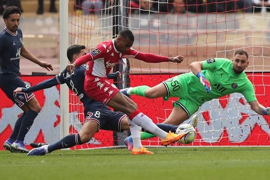 Jean Lucas von AS Monaco kommt zum Schuss auf das Tor des Pariser Keepers Gianluigi Donnarumma.