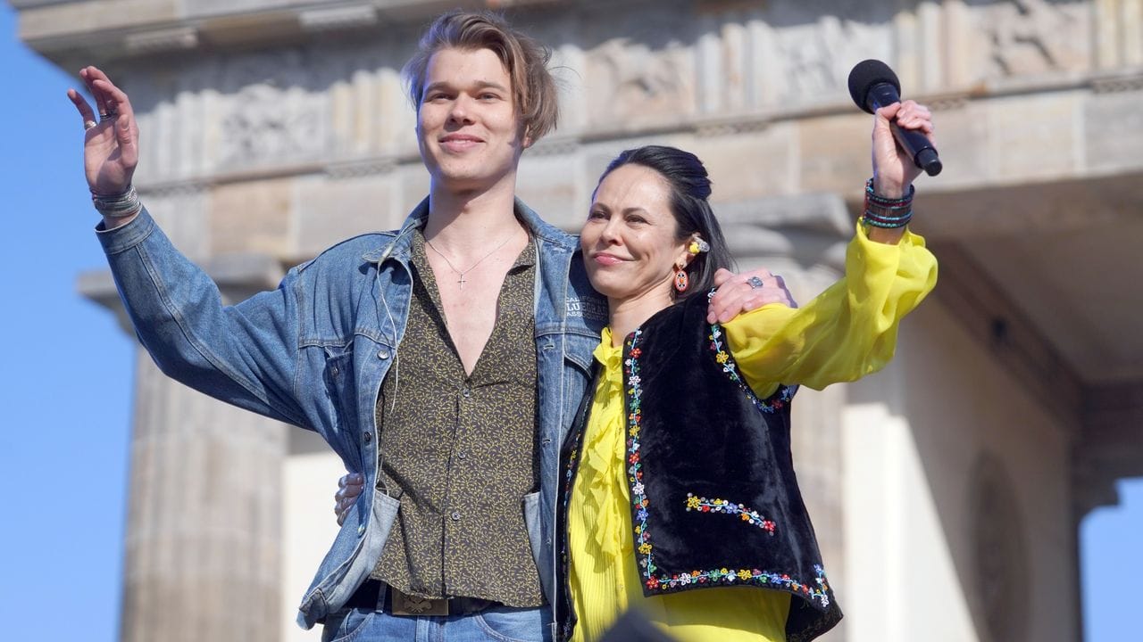 Musiker Daniel Leon und Natalia Klitschko, Ehefrau des Kiewer Bürgermeisters Vitali Klitschko, bei "Sound of Peace" vor dem Brandenburger Tor. Musiker Daniel Leon und Natalia Klitschko, Ehefrau des Kiewer Bürgermeisters Vitali Klitschko, bei "Sound of Peace" vor dem Brandenburger Tor.