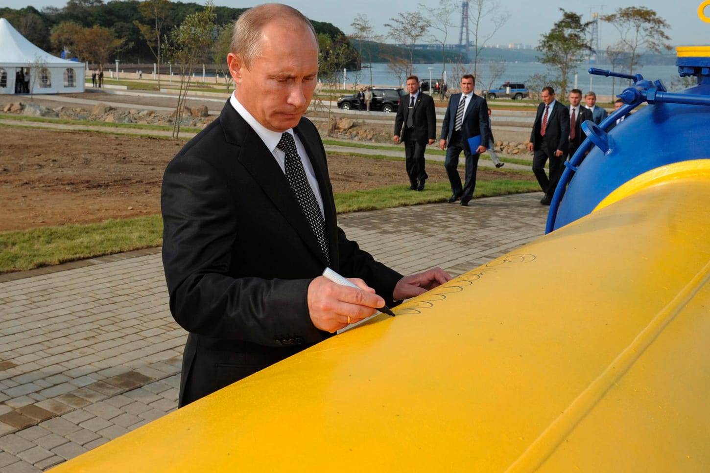 Wladimir Putin signiert eine Gas-Pipeline im Jahr 2011 (Archivbild): Die deutsche Abhängigkeit von Russland ist groß.