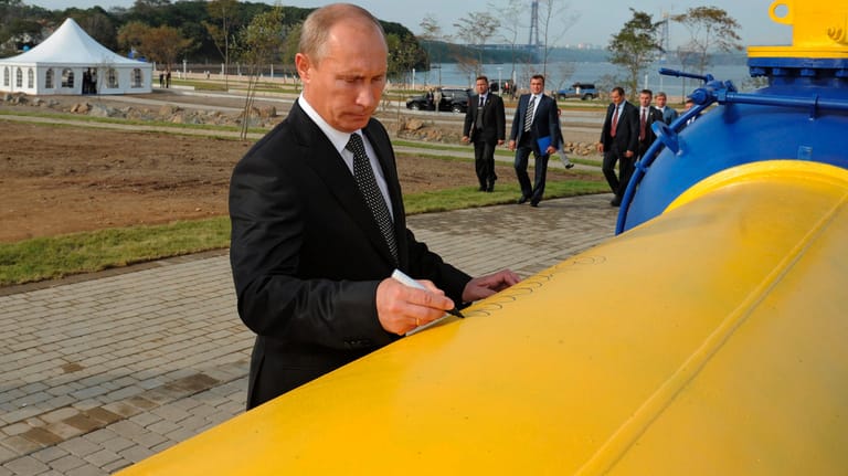 Wladimir Putin signiert eine Gas-Pipeline im Jahr 2011 (Archivbild): Die deutsche Abhängigkeit von Russland ist groß.