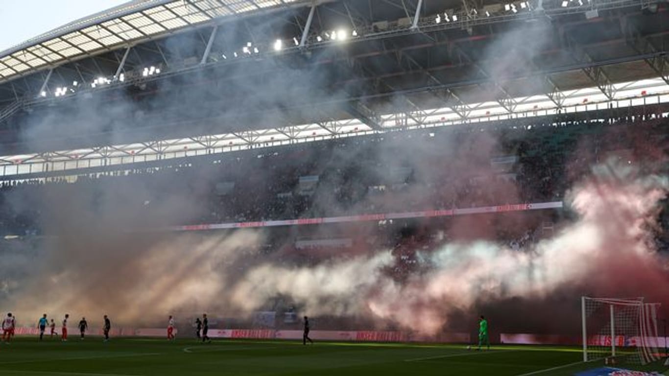 Frankfurts Fans haben nach dem Anpfiff Pyrotechnik gezündet.