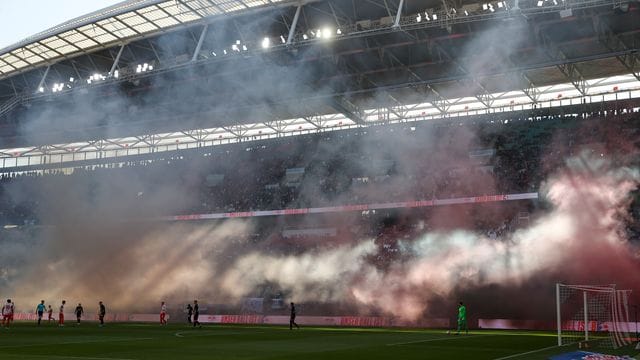 Frankfurts Fans haben nach dem Anpfiff Pyrotechnik gezündet. Frankfurts Fans haben nach dem Anpfiff Pyrotechnik gezündet.