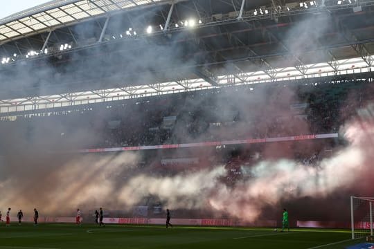 Frankfurts Fans haben nach dem Anpfiff Pyrotechnik gezündet.