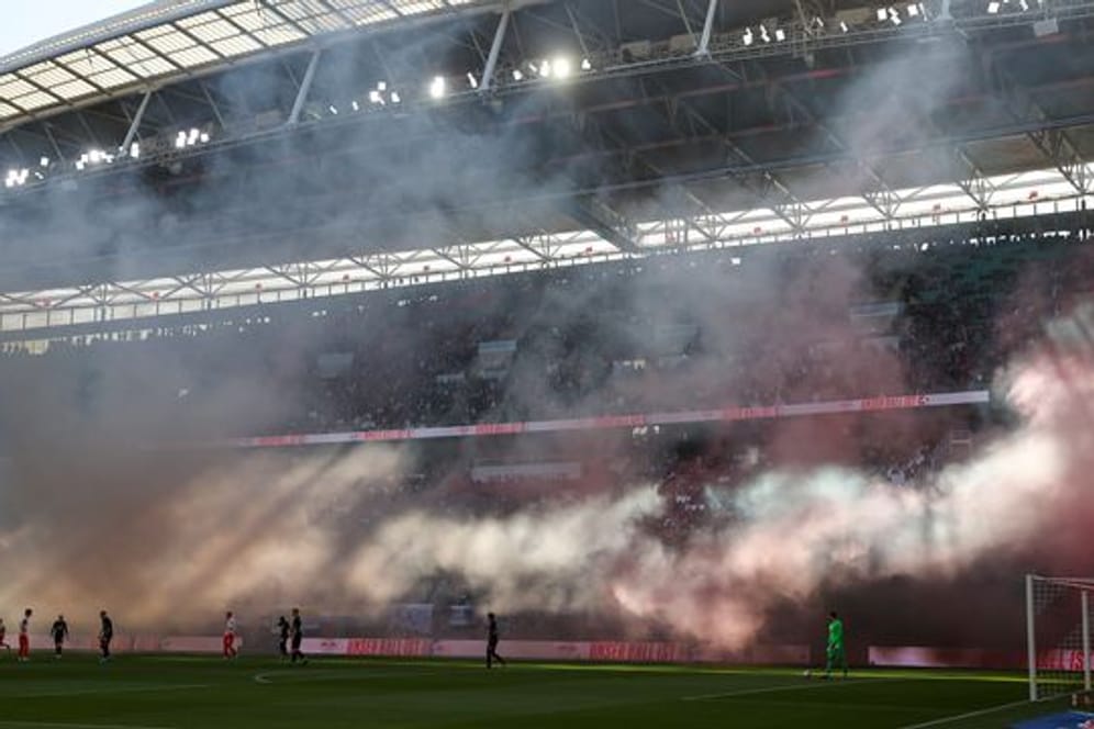 Frankfurts Fans haben nach dem Anpfiff Pyrotechnik gezündet.