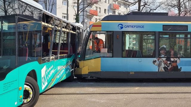 Straßenbahn kollidiert mit Linienbus