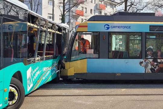 Straßenbahn kollidiert mit Linienbus